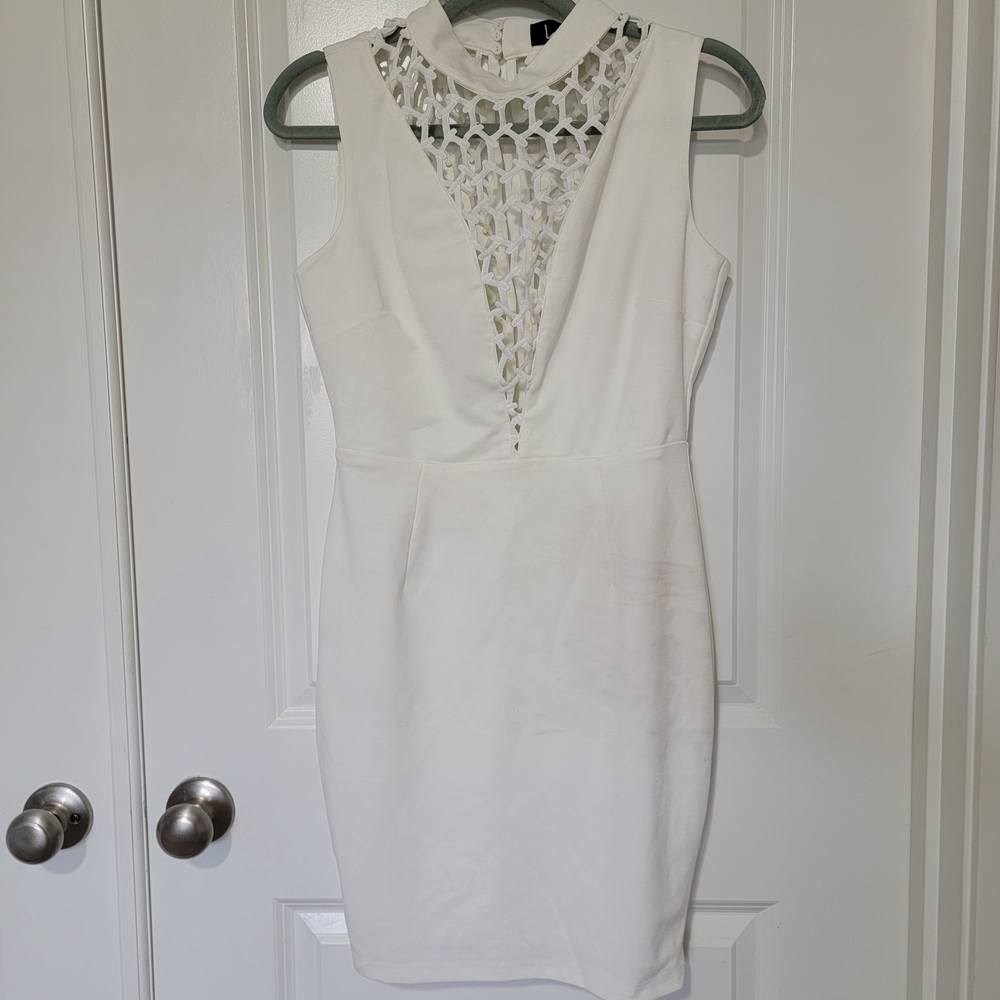Elegant White Sleeveless Dress